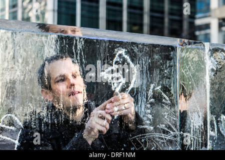 Mitglieder der öffentlichen, Eis Bildhauerei als Teil des London Ice Sculpture Festival 2014 zu erproben. Stockfoto