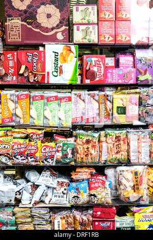 Ein Schaufenster voller verpackter Lebensmittel in EINEM chinesischen Geschäft in Chinatown in London. Stockfoto