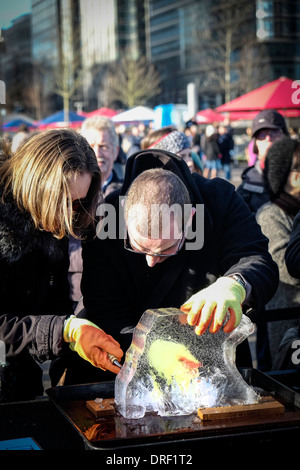 Mitglieder der öffentlichen, Eis Bildhauerei als Teil des London Ice Sculpture Festival 2014 zu erproben. Stockfoto