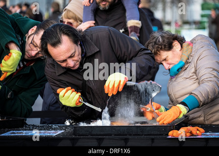 Mitglieder der öffentlichkeit Ausprobieren Eis Sculpting als Teil der London Ice Sculpture Festival 2014 Stockfoto