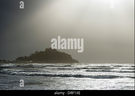 Gewitterwolken über St Michaels mount in Cornwall, England. UK-Wetter. Stockfoto