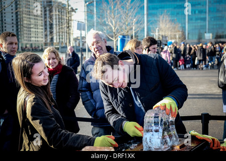 Mitglieder der öffentlichkeit Ausprobieren Eis Sculpting als Teil der London Ice Sculpture Festival 2014 Stockfoto