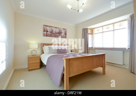 stilvolle moderne Gästezimmer mit Doppelbett Stockfoto