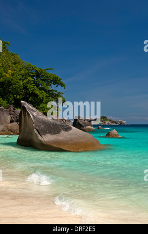 Granitfelsen an der Küste der Insel Koh Miang, Similan Inseln, Mu Ko Similan Nationalpark in Thailand Stockfoto