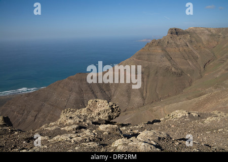 Famara Sicht Lanzarote Kanarische Inseln Blick auf Atlantik hoch über Risco de Famara Stockfoto