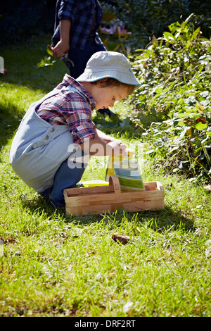 Mädchen tun Garten Arbeit, München, Bayern, Deutschland Stockfoto