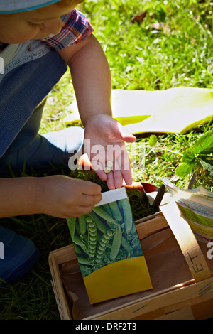 Mädchen tun Garten Arbeit, München, Bayern, Deutschland Stockfoto