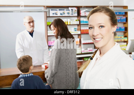 Porträt von einer Apothekerin, Kunden im Hintergrund, München, Bayern, Deutschland Stockfoto