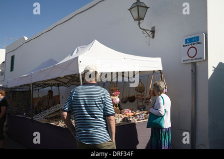 Teguise Lanzarote Kanarische Inseln Kunden zur hand gemachte Handwerk auf Stall am Sonntag Wochenmarkt Stockfoto