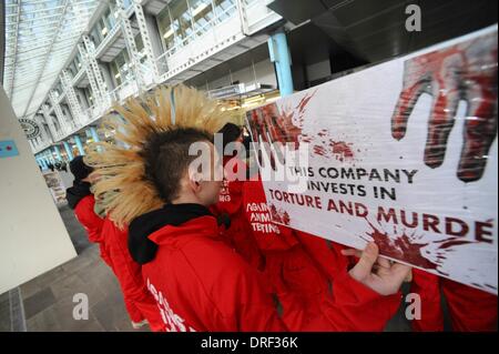 London, England, Vereinigtes Königreich. 24. Januar 2014. Die Anti-Vivisection Koalition protestierten vor der Medizin und die Produkte regelmäßig Agentur Sie darum zu bitten, zu stoppen alle Affen Experimente und lassen Sie alle Primaten haben sie in ihren Laboren. Die Gruppe behauptet, die Tiere sind mit starken Chemikalien injiziert und in grausame Experimente Credit: Gail Orenstein/ZUMAPRESS.com/Alamy Live News Stockfoto