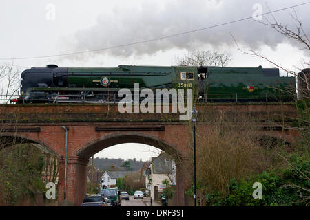 Reigate, Surrey. Freitag, 24. Januar 2014. Der VS Orient Express Steam Locomotive BR (S) Handelsmarine Clan Line Klasse 4-6-2 Nr. 35028 "Mittagessen Ausflug" Geschwindigkeiten über eine Brücke in Reigate, Surrey, 1510hrs Freitag, 24. Januar 2014 auf dem Weg nach London Victoria. Credit: Foto von Lindsay Constable / Alamy Live News Stockfoto