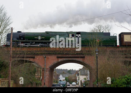 Reigate, Surrey. Freitag, 24. Januar 2014. Der VS Orient Express Steam Locomotive BR (S) Handelsmarine Clan Line Klasse 4-6-2 Nr. 35028 "Mittagessen Ausflug" Geschwindigkeiten über eine Brücke in Reigate, Surrey, 1510hrs Freitag, 24. Januar 2014 auf dem Weg nach London Victoria. Credit: Foto von Lindsay Constable / Alamy Live News Stockfoto