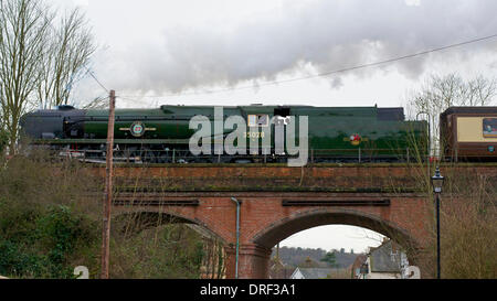 Reigate, Surrey. Freitag, 24. Januar 2014. Der VS Orient Express Steam Locomotive BR (S) Handelsmarine Clan Line Klasse 4-6-2 Nr. 35028 "Mittagessen Ausflug" Geschwindigkeiten über eine Brücke in Reigate, Surrey, 1510hrs Freitag, 24. Januar 2014 auf dem Weg nach London Victoria. Credit: Foto von Lindsay Constable / Alamy Live News Stockfoto