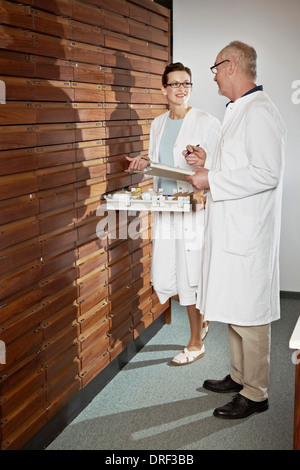 Apotheker arbeiten In Drogerie, München, Bayern, Deutschland Stockfoto