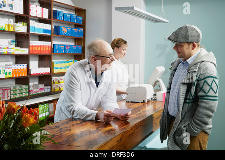 Kunden mit Rezept In der Apotheke, München, Bayern, Deutschland Stockfoto