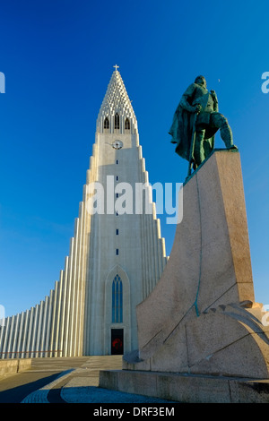 Island-Reykjavik-Statue von Leifur Eriksson und Hallgrimskirkja Kirche Stockfoto
