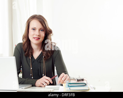 Frau arbeitet am Schreibtisch, Notizen, München, Bayern, Deutschland Stockfoto