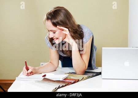 Frau arbeitet am Schreibtisch, Notizen, München, Bayern, Deutschland Stockfoto