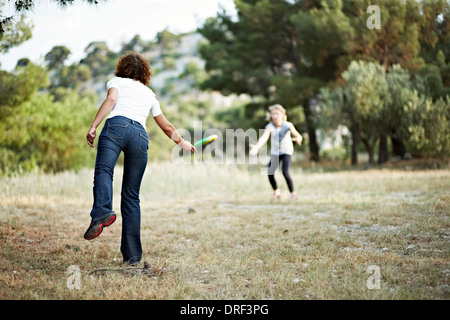 Mutter und Tochter spielen Frisbee, Kroatien, Dalmatien Stockfoto