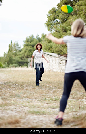 Mädchen fangen ein Flying Disc, Kroatien, Dalmatien, Europa Stockfoto