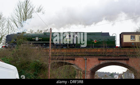 Reigate, Surrey. Freitag, 24. Januar 2014. Der VS Orient Express Steam Locomotive BR (S) Handelsmarine Clan Line Klasse 4-6-2 Nr. 35028 "Mittagessen Ausflug" Geschwindigkeiten über eine Brücke in Reigate, Surrey, 1510hrs Freitag, 24. Januar 2014 auf dem Weg nach London Victoria. Credit: Foto von Lindsay Constable / Alamy Live News Stockfoto