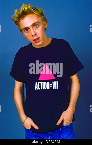 Paris, Frankreich, Portrait, männliches Model, posiert mit Act Up T-Shirt-Slogan, 'Action = Life', auf Französisch, Freiwillige in Europa AIDS Art, T-Shirt-Slogans Stockfoto