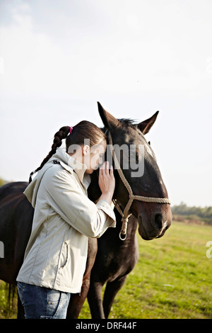 Junge Frau mit Pferd auf der Wiese, Kroatien, Europa Stockfoto