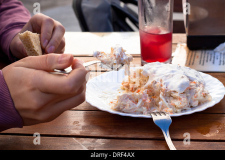 Detail der Frau spanische Tapas essen Stil russischer Salat in spanischen Tapas-Restaurant. Stockfoto