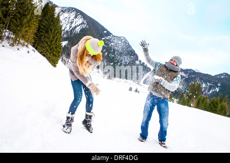 Paar spielen im Schnee, Spitzingsee, Bayern, Deutschland Stockfoto