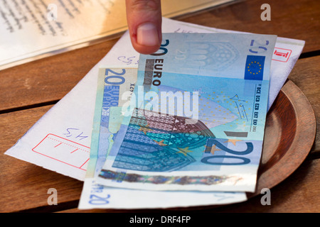 Erkundigen Sie sich bei Euro-Banknoten auf Holztisch essen. Stockfoto