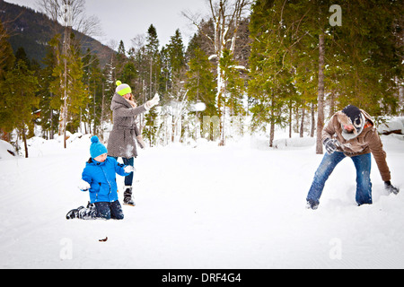 Familie mit einer Schneeballschlacht, Spitzingsee, Bayern, Deutschland Stockfoto