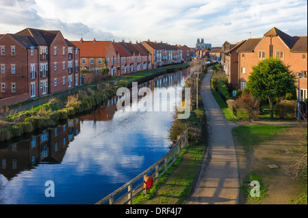 Blick von der Beck (Kanal), flankiert von Bürgerhäusern und dem schönen alten Münster am Horizont. Stockfoto