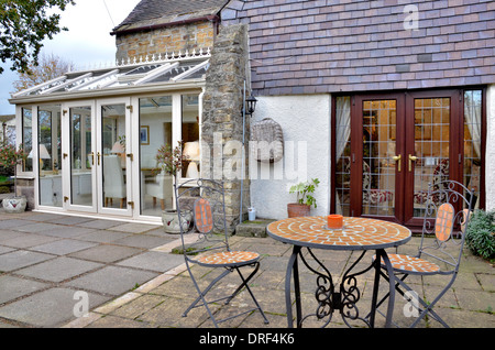 Terrasse mit französischen Türen, Wintergarten und Küche für zwei Stockfoto