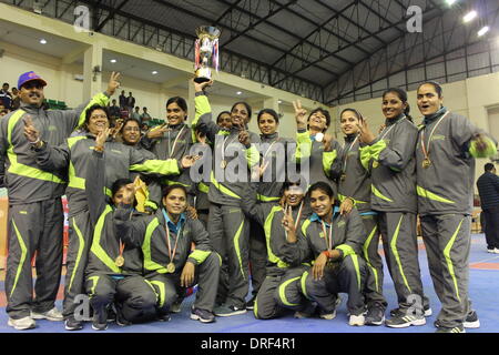 Pataliputra Sport Komplex, Kankarbagh, Patna, Bihar, Indien, 24. Januar 2014. Jubelnde Mitglieder der Eisenbahn Kabaddi Frauenteam posieren mit Trophäe nach Finale als Eisenbahn Haryana 33 - 24 im Finale des Jannayak Karpoori Thakur 61st Senior indische nationale Kabaddi Meisterschaft am Freitag Abend schlägt. Eisenbahn-Frauen eine beeindruckende Leistung mit einem perfekten Spiel-Plan trotz der starken und unerwarteten Widerstand aus der Jugendlichen Haryana Team aufgetischt. Bildnachweis: Rupa Ghosh/Alamy Live-Nachrichten. Stockfoto
