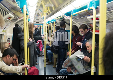 Pendler auf der Londoner U-Bahn, London Stockfoto