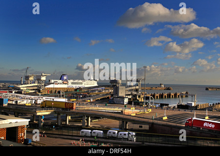 Einen Überblick über die östlichen Docks, Hafen von Dover Fährhafen mit einer Fähre im Hafen und LKW aussteigen Stockfoto