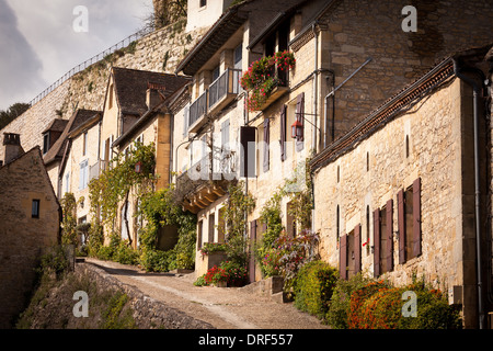 Beynac-et-Cazenac, Dordogne, Frankreich, Europa. Ruhige Szene, traditionellen gepflasterten Dorfstraße. Stockfoto