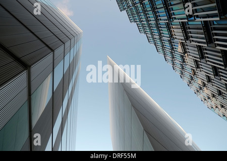 Moderne Bürogebäude gegen blauen Himmel, Financial District, London Stockfoto