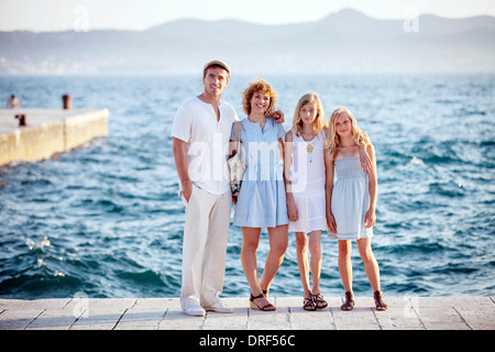 Familie am Boardwalk, Ozean im Hintergrund, Zadar, Kroatien Stockfoto