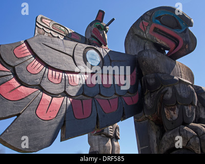 First Nations Geschichte Pol Schnitzereien auf der Messe in der Straße von Duncan, v. Chr. zeigen einen Adler mit einem Raben hinaus gegen ein helles Blau Stockfoto