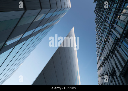 Moderne Bürogebäude gegen blauen Himmel, Financial District, London Stockfoto