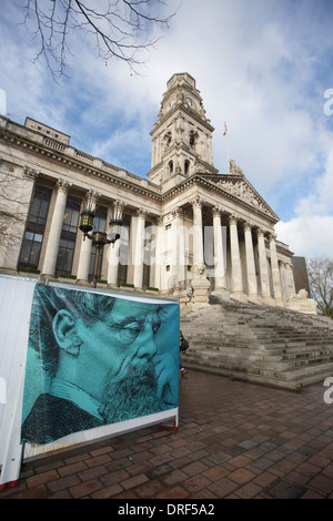 Portsmouth Guildhall Square, wo befindet sich die Statue von Charles Dickens platzieren, Portsmouth, Hampshire, England, UK Stockfoto