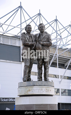 Brian Clough und Peter Taylor Statue an der kürzlich umbenannte iPro Stadion an Derby County Football Club Stockfoto