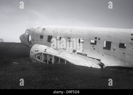 US Navy stürzte landete DC-3 auf schwarzem Vulkansand, Island Stockfoto