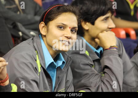 Pataliputra Sport Komplex, Kankarbagh, Patna, Bihar, Indien, 24. Januar 2014. Jubelnde Mitglied Railway Frauen Kabaddi-Team nach dem Finale als Eisenbahn Beats Haryana 33 - 24 im Finale der Jannayak Karpoori Thakur 61st Senior indischen Kabaddi Meisterschaft am Freitagabend. Eisenbahn-Frauen eine beeindruckende Leistung mit einem perfekten Spiel-Plan trotz der starken und unerwarteten Widerstand aus der Jugendlichen Haryana Team aufgetischt. Bildnachweis: Rupa Ghosh/Alamy Live-Nachrichten. Stockfoto