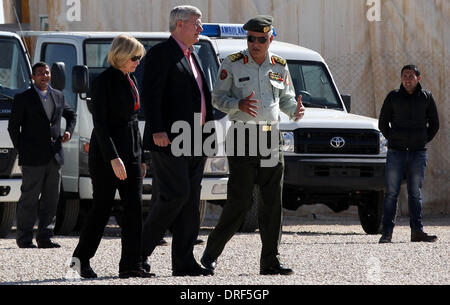 Amman, Jordanien Stadt Mafraq. 24. Januar 2014. Kanadas Prime Minister Stephen Harper (C) und seine Frau Laureen (L, vorn) al-Zaatari Flüchtlingslager in der jordanischen Stadt Mafraq, nahe der Grenze zu Syrien am 24. Januar 2014 zu besuchen. © Mohammad Abu Ghosh/Xinhua/Alamy Live-Nachrichten Stockfoto