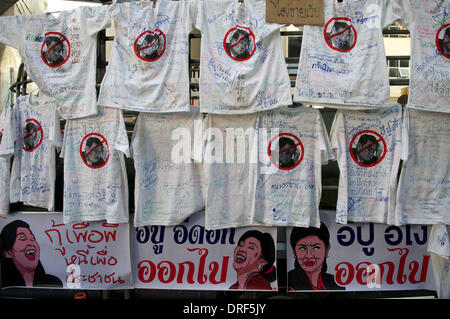 Bangkok, Thailand. 24. Januar 2014. stechen satirische Anzeichen von Yingluck Shinawatra, der derzeitige Premierminister von Thailand & T-shirts von Thaksin Shinawatra, ihr älterer Bruder & ehemaligen thailändischen Ministerpräsidenten w / Graffiti alle über sie. Am 12. Tag des 'Shutdown Bangkok' sind Vandalismus & Graffiti überall zu sehen. nach fast 3 Monaten protestieren gibt es noch Tausende von Demonstranten auf den Straßen von Bangkok fordern den Rücktritt von Ministerpräsident Thailands Yingluck Shinawatra. "Shutdown Bangkok" wird von der demokratischen Reform Volkskomitees organisiert. Bildnachweis: Kraig Lieb / Alamy Live neu Stockfoto