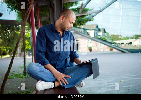 Mann mit Tablet PC, Osijek, Kroatien Stockfoto