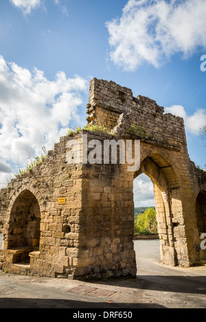 Domme, Dordogne, Frankreich, Europa. Porte del Bos, alte steinerne Stadtmauer und Tor. Stockfoto