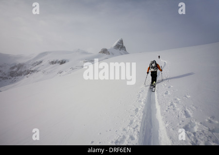 Alberta, Kanada. Zwei Skifahrer aufsteigender Grat im Nebel und cloud Wapta Traverse Stockfoto